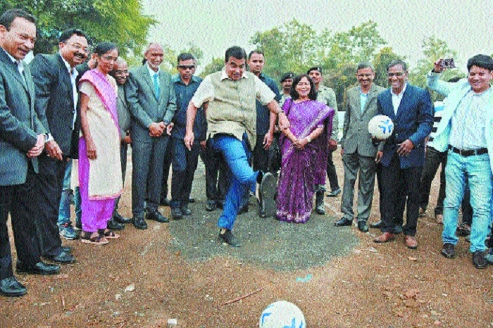 gadkari football_1&nbsp;&