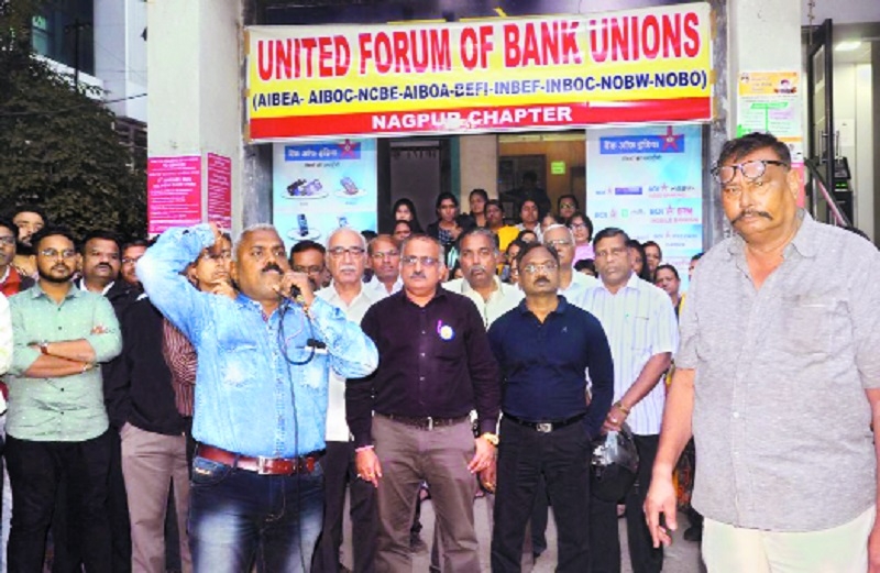 Bank employees on war pat