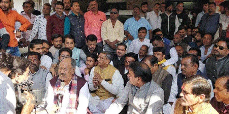 BJP workers led by Agrawa