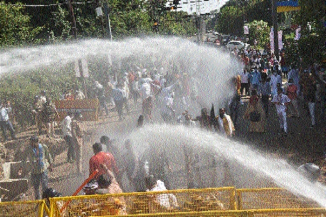 Cops using water cannon_1