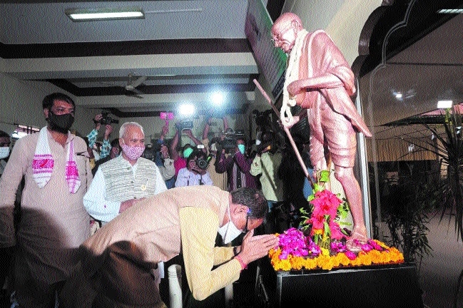CM pays tributes to Mahat