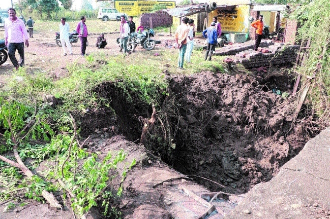 water pipeline bursts_1&n