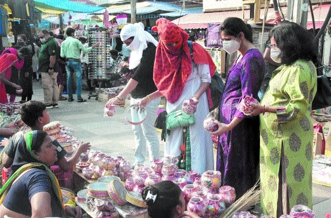 Women on shopping_1 