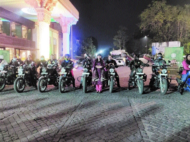 Women bikers_1  