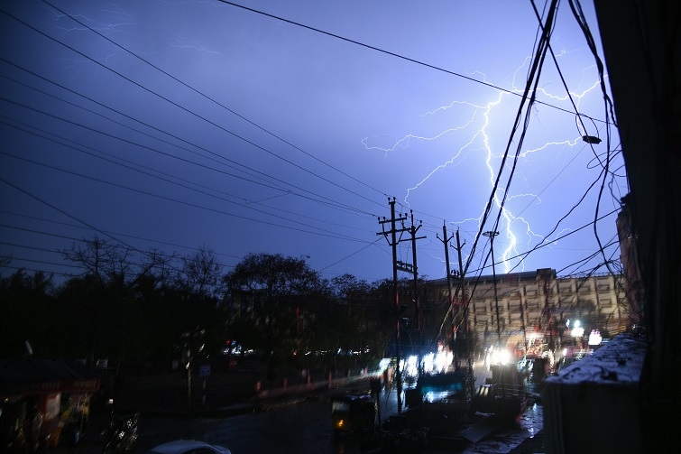 Rainfall lashes city_1&nb