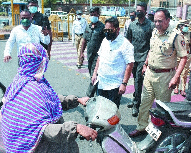 Dr. Nitin  Raut Guardian Minister  meets vendors, commuters; enquires: Sanjay Patil 