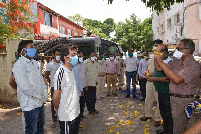 Cops Who Won Against Corona Welcomed The Hitavada Jabalpur (madhya pradesh) approved by : cops who won against corona welcomed