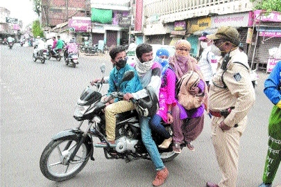 A cop stops a family_1&nb