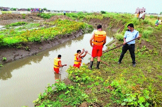 boy in nullah_1&nbsp;&nbs