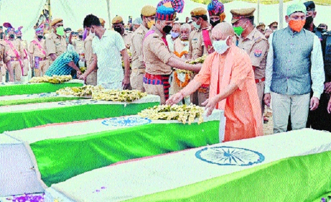 Yogi Adityanath pays trib