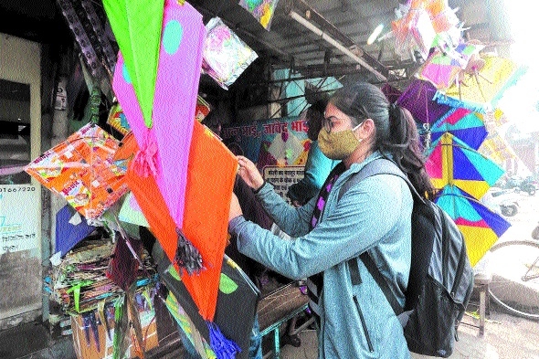 A girl purchasing kite _1