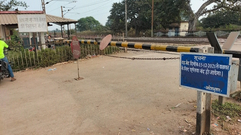 closed railway level cros