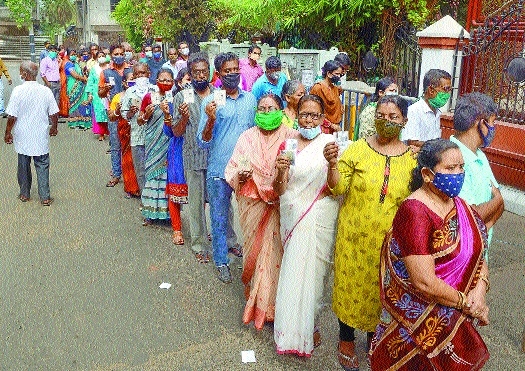 Voters stand in a queue_1