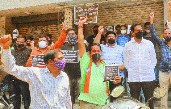 Traders raising slogans a