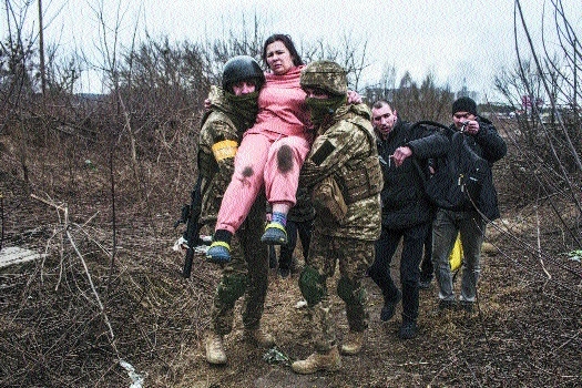 woman carried by Ukrainian soldiers