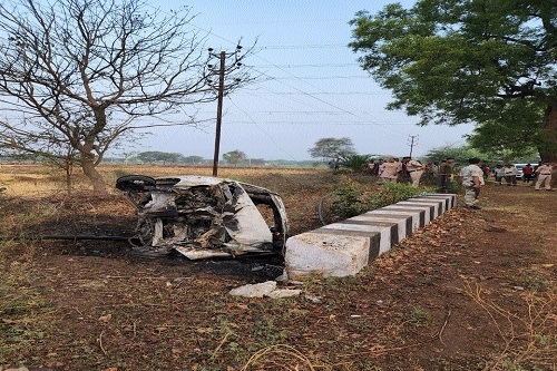 Five of a family burnt alive after car catches fire - The Hitavada
