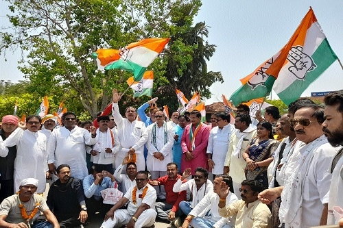 Congress leaders stage protest at DRM office