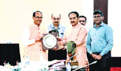 Centre rewards State