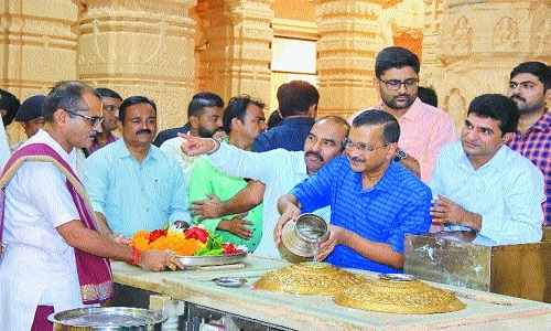 Kejriwal visits Somnath temple 