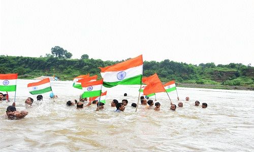 ‘Akhand Sankalp Tiranga Yatra’ swimmers brave raging Narmada