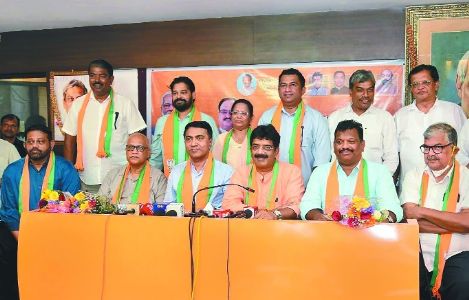 8 Goa Cong MLAs including former CM Kamat join BJP