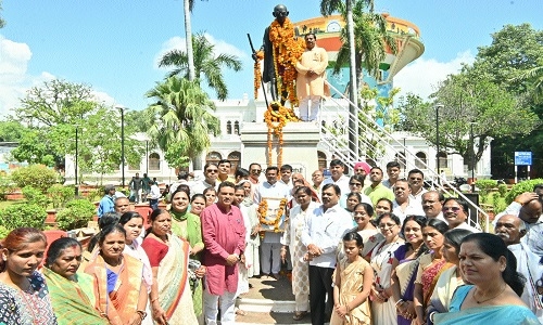 Senior Congress leaders, workers pay tributes to Mahatma Gandhi, Shastri - Vimarsana News