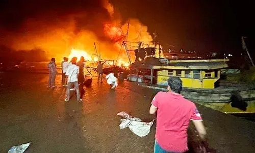 35 boats destroyed in fire at Visakhapatnam jetty area - Vimarsana News
