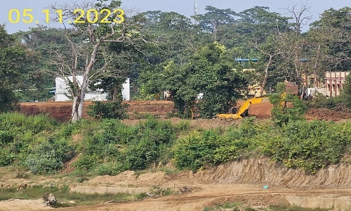 Environmental concerns Iron ore being dumped in Dunkani riverfront; urgent action needed - Vimarsana News