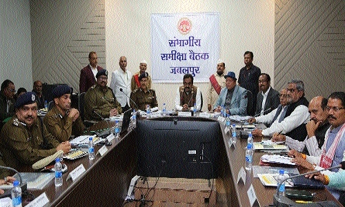 Rakesh Singh holds divisional-level review meeting - Vimarsana News