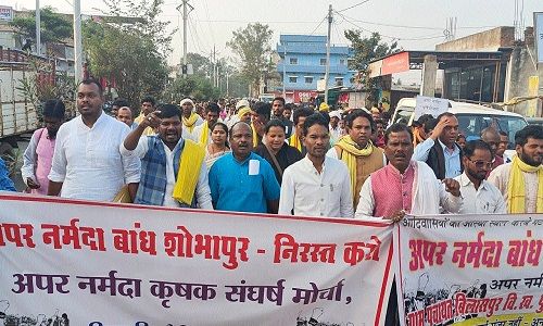 Villagers demand cancellation of Upper Narmada Pariyojana, stage demonstration in Dindori