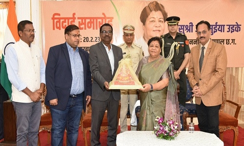 Outgoing Governor  Uikey 