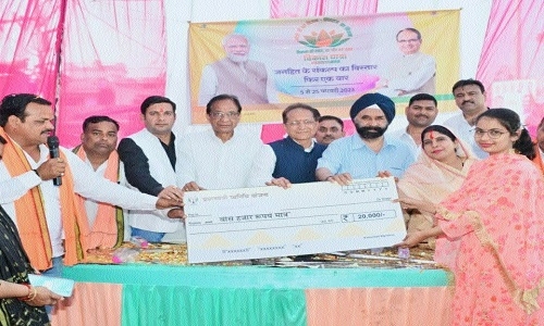 PM, CM leaving no stone