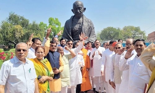 BJP MPs protest
