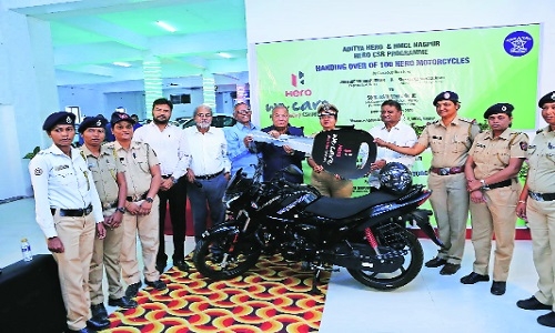 Aditya Hero, HMCL donate 100 Hero motorcycles to Nagpur Police - Vimarsana News