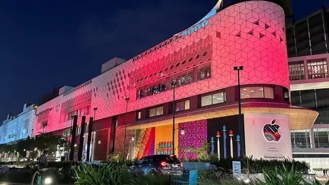Apple opens delhi