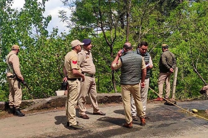 Massive manhunt in J&K after terror attack - Vimarsana News