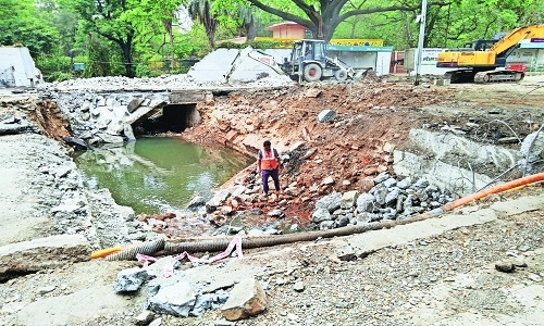 PWD 'strikes' British-era bridge on Amravati Rd during cementing work - Vimarsana News