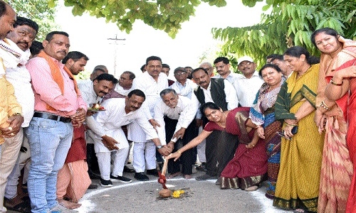 Mayor performs bhoomipujan of devpt works - Vimarsana News
