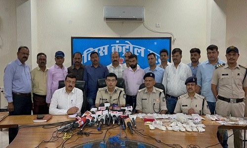Four nabbed for looting goldsmith, booty worth Rs 30 lakh recovered - Vimarsana News
