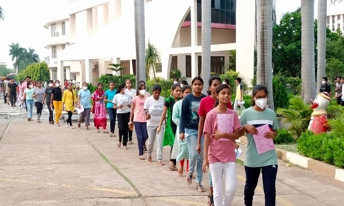 Students share mix response over NEET - Vimarsana News