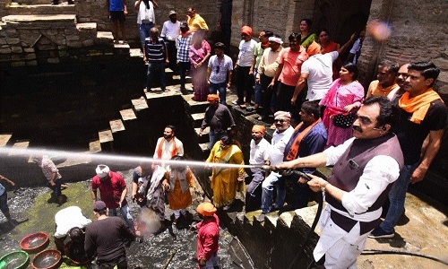 MP Rakesh Singh, others clean city's oldest stepwell Ujaar Purwa - Vimarsana News
