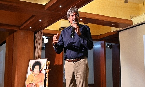Kapil Dev visits Sri Sathya Sai Sanjeevani Hospital in Nava Raipur - Vimarsana News