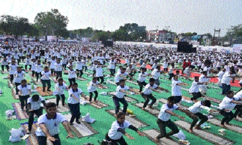 Around 15,000 people perform yoga during mass event - Vimarsana News