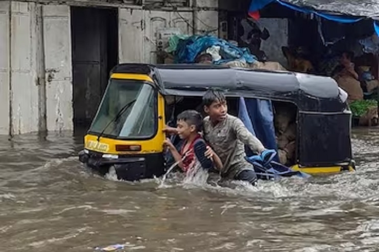 Heavy rains lash 
