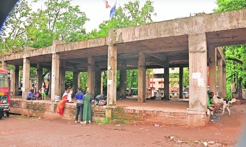 Incomplete works at Central Bus Stand home to filth, flies, animals - Vimarsana News