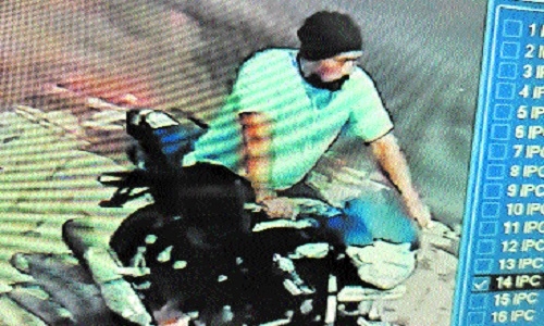 Unidentified miscreant snatches gold chain from woman in broad day light - Vimarsana News