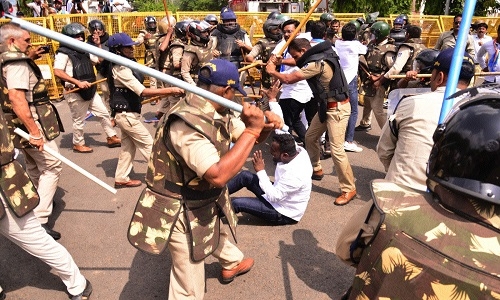 Protesting NSUI members 