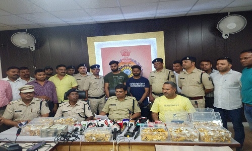 CG Police arrest two involved in jewellery shop burglary in Delhi - Vimarsana News