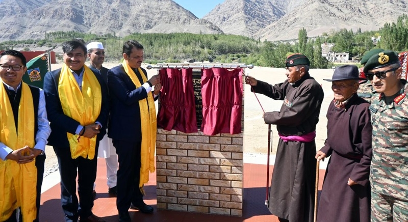 Fadnavis lays foundation stone for renovation of Trishul War Memorial in Ladakh - Vimarsana News