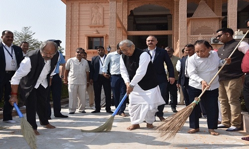 Governor joins cleanliness drive of temples - Vimarsana News